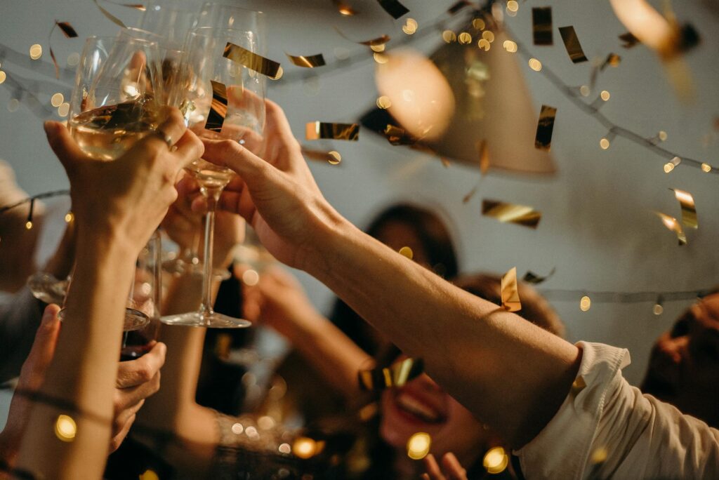 Fête et repas entre amis, "toast" de verres de champagne