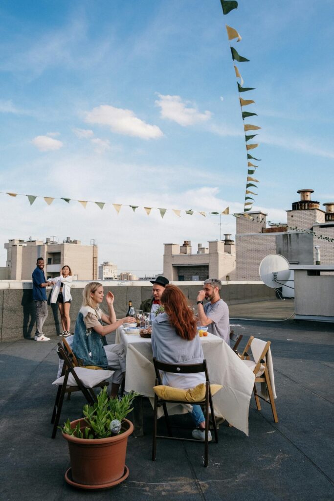 Souper extérieur entre amis durant l'été