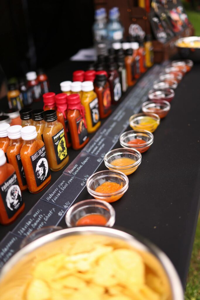 Rangée de plusieurs différentes types de sauces