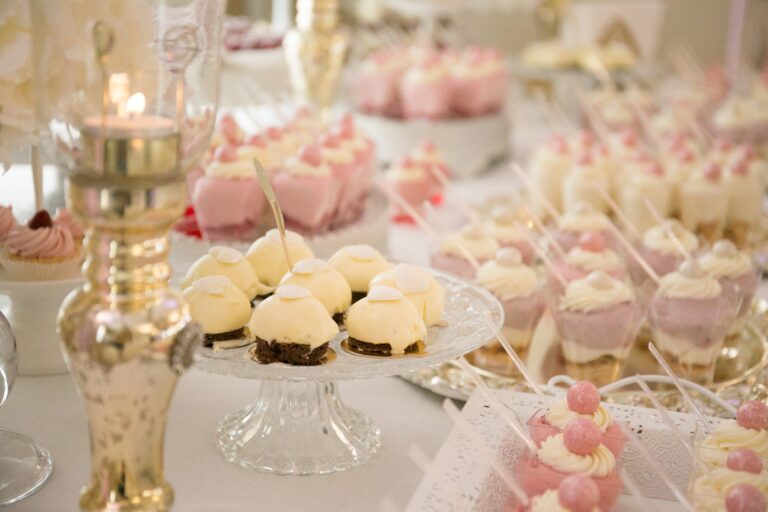 petites gâteaux sur une table de desserts