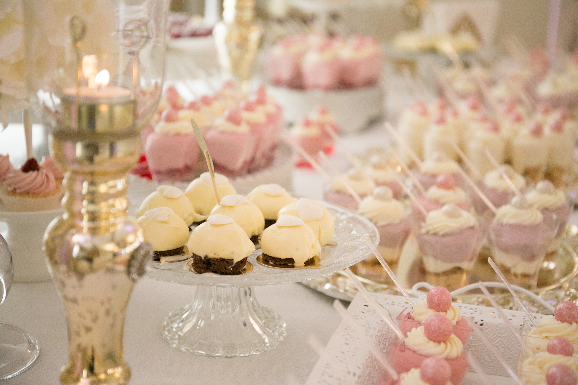 petites gâteaux sur une table de desserts