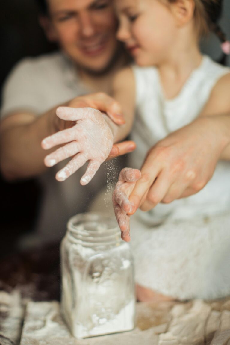 Enfant qui fait de la cuisine avec sa mère